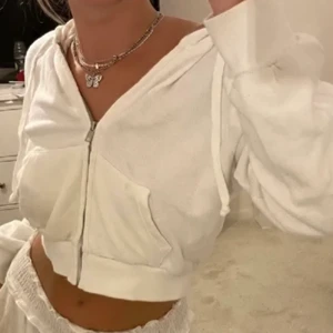 Zip-on hoodie - Säljer ungefär denna fina zip-on hoodie som används få tal gånger och har ej några fläckar etc🧸🤎☁️⚡️ Lånad bild därför ej exakt likadan!!!