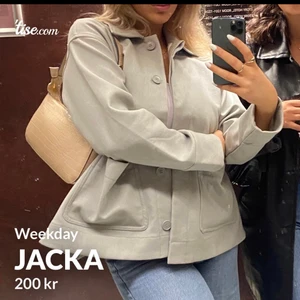 Jacka weekday - Säljer denna supeeer clean jacka från weekday. Jätte bra skick då den knappt är använd. Skulle nog se den mer som vår-höst jacka. Sitter jättefint på!! 😁.                                                                                  