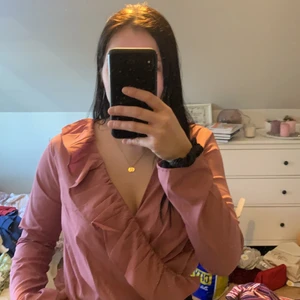 Blus NA-KD - Blus från NAKD, nästan aldrig använd så väldigt bra skick. Lila i storlek 38. Resår längst ner runtom tröja