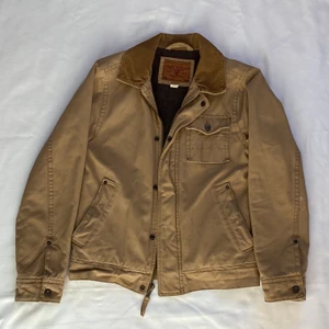 Vintage jacka - Skitfin vintage jacka från American Eagle. Lite småfläckig här och var men det är inget man tänker på. Väldigt snyggt sliten, lite y2k-look. Asnajs med flera innerfickor. Herrstorlek XS men sitter som M eller S. En tryckknapp saknas längst upp. Behöver lite omsorg ❤️❤️❤️