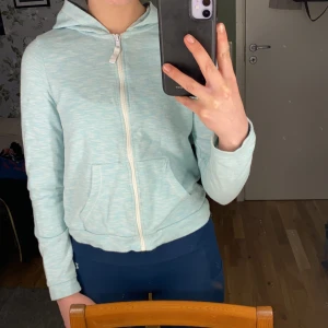 H&M tröja storlek 158/164 - Ljusblå tunn luvtröja från H&M. Använd men i bra skick. Luftig och lätt att andas i.