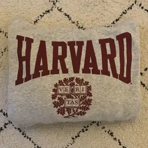 Säljer nu min älskade Harvard Hoodie🥲 Lite vintage style och köpt på H&M (då de hade ett samarbete med Harvard) för 3 år sedan. Väldigt sparsamt använd, mycket fint skick, inga fläcka eller repor eller skrynkligar. Köparen står för frakten och betalning sker via swish💕 (Pris kan diskuteras)