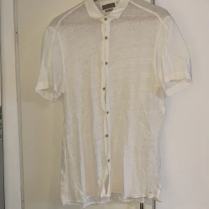 Kortärmad skjorta  - Vit kortärmad skjorta. Slim fit och lite see-through 