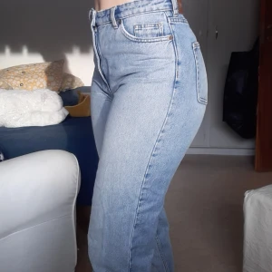 🐒Monki Jeans🐒 - Snygga ljusa blåa taiki Monki jeans, i str 27