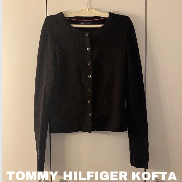 En Tommy Hilfiger kofta som inte används eftersom den är för liten🥺 sista bilden är för att vissa vad det är för sorts kofta🤍. Tröjor & Koftor.