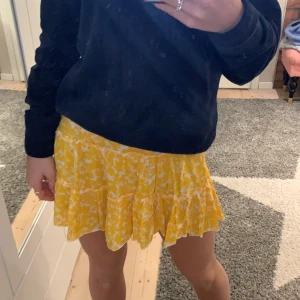 Gul blommig kjol - Använder inte (ganska liten i midjan)