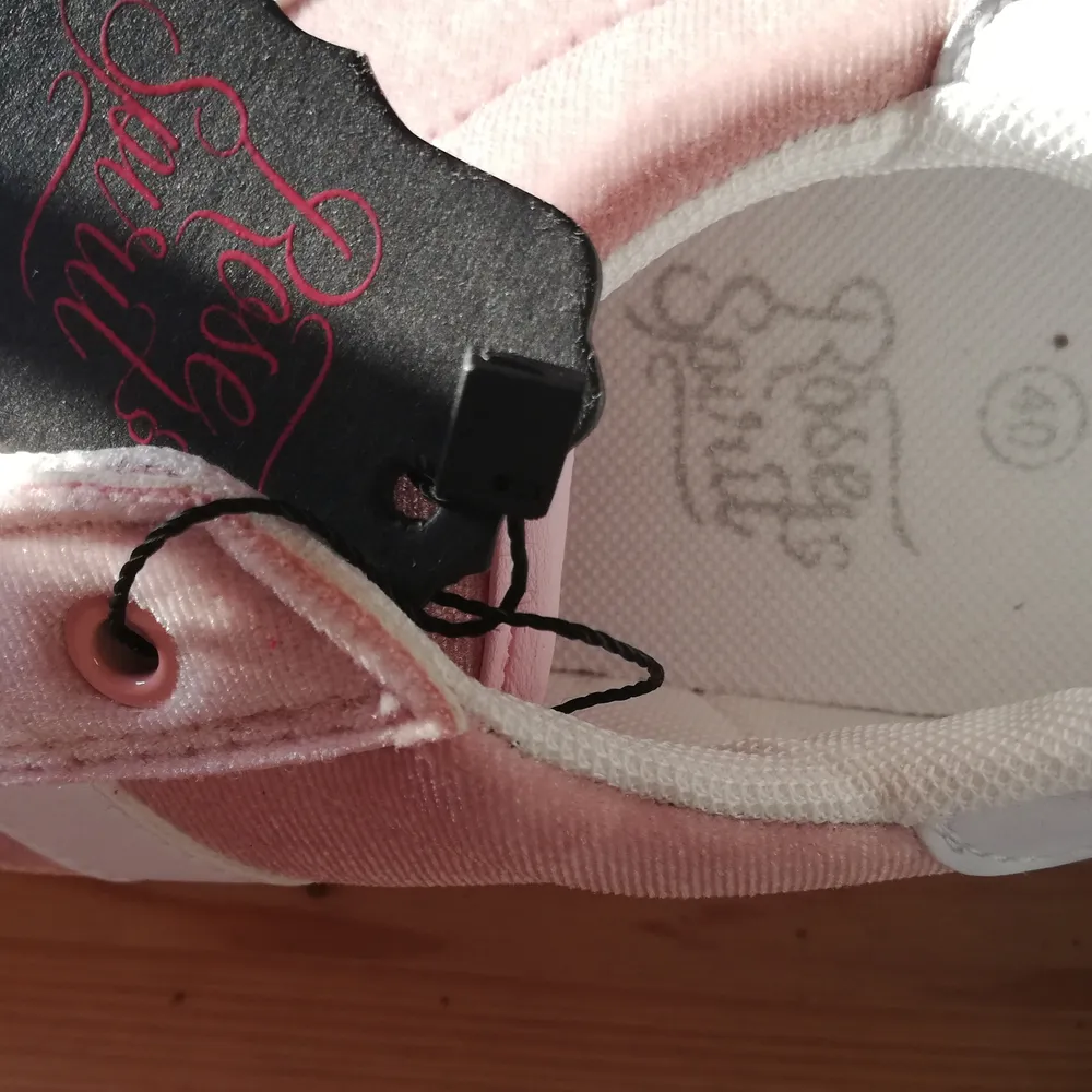 Supersöta rosa skor i velvettyg. Använts en gång för fotografi. Köpta i Finland. Erbjuder både spårbar och icke-spårbar frakt. Skor.