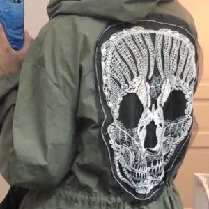 Grön jacka  - Denna unika jacka är köpt på en second hand butik och är i bra skick. Använd några gånger men är väldigt fräsch.