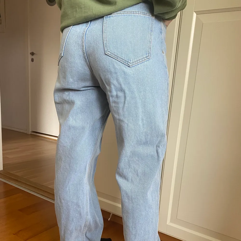 Säljer mina NAKD-jeans som nästan aldrig blivit använda:) Som ni ser på bilderna- och speciellt på märket är dem i väldigt bra skick!!! Byxans modell är rak och lång och skulle kunna beskrivas som vidare, samtidigt som dem  har en god passform:) Frakten INGÅR!!. Jeans & Byxor.