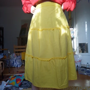 Gul vintage kjol 🌞 - Superfin gul vintage kjol!! Lite noppror finns, annars fint skick. Märkt 40 men se mått. Midja 35cmx2. Längd 74cm. 