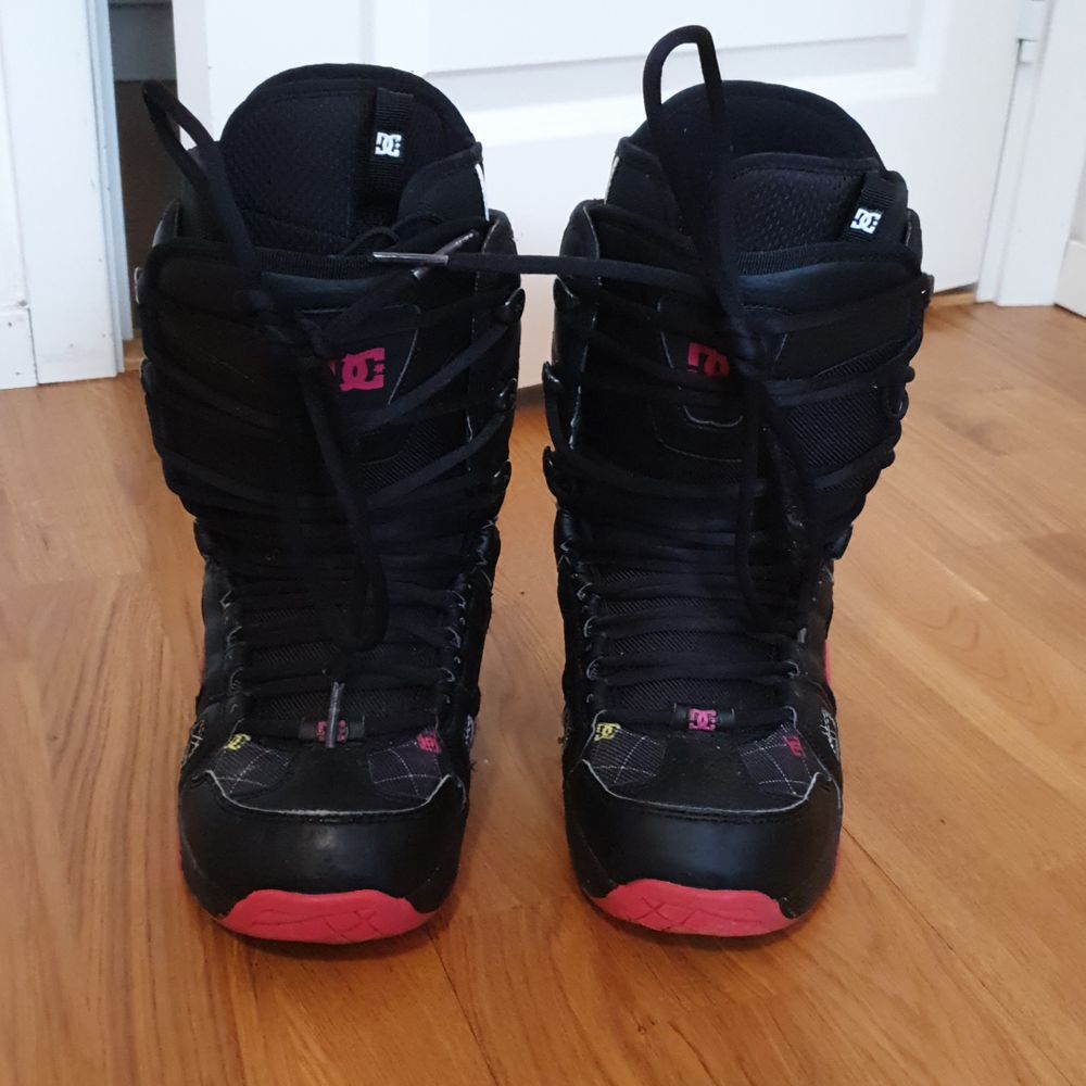 Svart-rosa snowboard boots. Storlek 38. Skorna är fina , men för stora för mig. De kommer att vara perfekta för dig!!! Om du är en nybörjare på att åka snowboard!!! Prova!! När du kommer att börja åka snowboard så kommer du aldrig att vilja sluta. Snowboard boots kostar oftast 3 000 kr, men här så betalar du bara 700 kr!!! Det är en great deal!!!. Skor.
