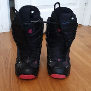 Snowboardskor - Svart-rosa snowboard boots. Storlek 38. Skorna är fina ,  men för stora för mig. De kommer att vara perfekta för dig!!! Om du är en nybörjare på att åka snowboard!!! Prova!! När du kommer att börja åka snowboard så kommer du aldrig att vilja sluta. Snowboard boots kostar oftast 3 000 kr, men här så betalar du bara 700 kr!!! Det är en great deal!!!