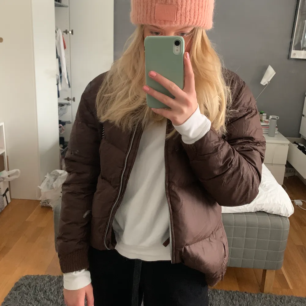 Jättefin eftertraktad jacka med mycket bra kvalite från Woolrich. Originalpris på jackan är 4000kr och den är inte alls använd mycket och det finns inga hål eller fläckar! Buda privat från 700kr💗💗 bud just nu 850kr. Jackor.