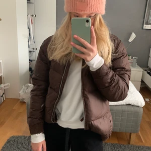 Brun pufferjacka från Woolrich - Jättefin eftertraktad jacka med mycket bra kvalite från Woolrich. Originalpris på jackan är 4000kr och den är inte alls använd mycket och det finns inga hål eller fläckar! Buda privat från 700kr💗💗 bud just nu 850kr