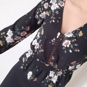 Blommig blus stl XS - Endast använd ett fåtal gånger 