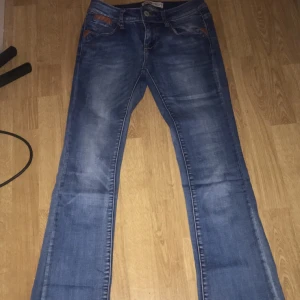 Bootcut jeans  - • Storlek S.  |  • De är från Tessie, låga i midjan.  |  • Knappt använda då de är för korta på mig som är ca 173cm.  |  • Står INTE för frakten. 😊🧚🏼‍♀️💫