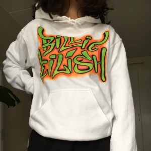 Billie Eilish hoodie S - Billie Eilish grafitti hoodie. I nyskick, aldrig använt. Storlek S. Är oversized på mig som vanligtvis har XS och är 160cm.