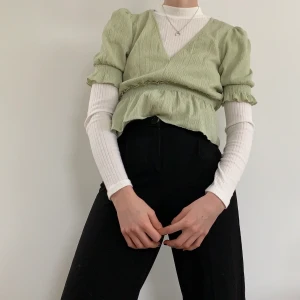 Sage blus  - Super söt ljusgrön blus/topp. Nyskick, endast använd en gång! Jag är en xs-s i storlek. Frakt tillkommer.