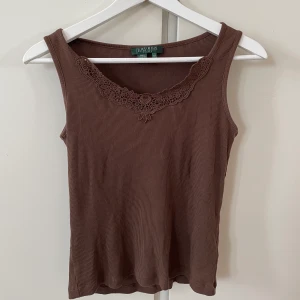 Brun topp   - Brun topp med spetsdetalj från Ralph lauren, super gullig (BUDA privat)💕💕 ledande bud: 210kr