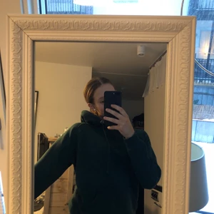 Hoodie - En grön hoodie i storlek S från bikbok. Söker pga att den inte längre kommer till användning. Något nopprig men annars fint skick. Köparen står för frakten.