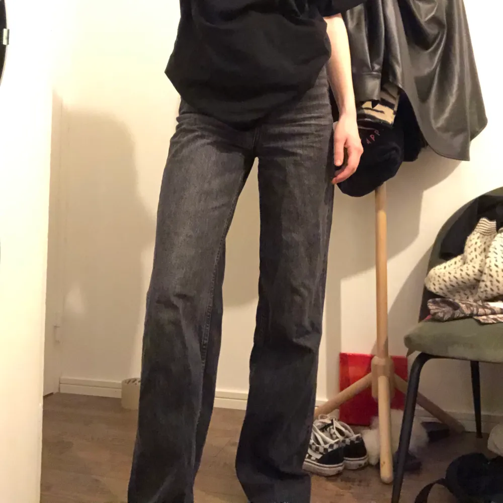 Säljer nu mina jätte populära och trendiga jeans från ZARA! Dom är raw cut och är meningen att man ska klippa av dom där man vill, har klippt av mina så att dom går ner till hälen på mig som är 166 cm. Dom är lite slitna längst ner men inget man lägger märke till jättemycket (se bild 3). Dom är även insydda lite i midjan men inte så mycket (går att sprätta upp). Använda ett 10-talgånger så dom är i mycket bra skick💗 om många skulle vara intreserade blir det budgivning! BUD:250kr. Jeans & Byxor.