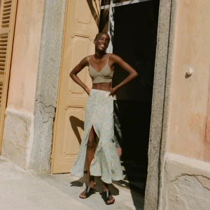 Midi kjol - Högmidjad midi kjol med ”gömd” dragkedja och blommigt mönster från zara. Aldrig använd. Köparen står för frakt! Skicka gärna ett meddelande om du vill ha fler bilder eller har några frågor!