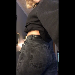Svarta jeans - Ett par snygga ”urtvättade” svarta jeans! 😍 Skriv om du vill ha fler bilder eller undrar något 🥰