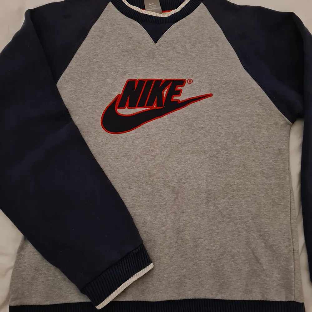 Äkta nike sweatshirt som passar S-M, det är storlek S men lite overzise. I fint skick. Hade bud men ingen seriös köpare. Tröjor & Koftor.