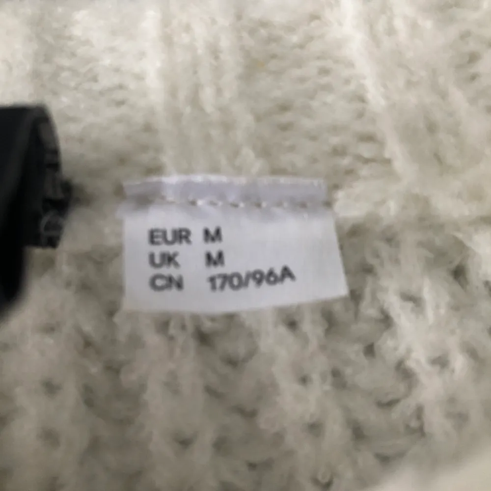 ⚡️ Supersnygg mönsterstickad tröja från H&M i storlek M. Säljer då jag inte har någon användning för den längre. Lägg gärna ett bud, köparen står för frakt! ⚡️. Stickat.