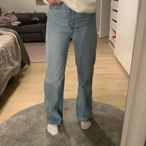 Straight/Wide jeans - Straight/wide leg jeans som tyvärr inte används längre då jag har flera liknande par. Köpta för 300kr på hm. Men bud tas emot! 66kr i frakt som köpare betalar! 