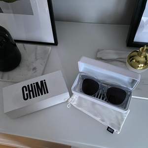 Jätte fina solglasögon från Chimi. Modellen är Litchi 008. Dem är helt oändvända, har endast bara öppnat förpackningen. Köpte dem av en tjej på Plick och jag säljer dessa pga att det blev fel storlek💓 