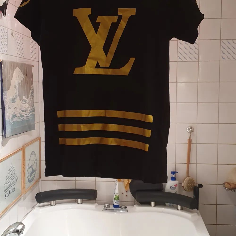 Åkt LV t.shirt Användade 2 dager och passar xs_ m.finns fler och passar till båda kön.. T-shirts.