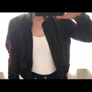 Alpha jacka - En skön bomberjacka som passar till både vår och höst. Den är varm och är svart innuti. Färgen reflekteras. Nypris: 2195kr. 