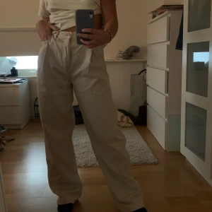 Jeans - Beiga baggy jeans från & other stories, använda men i mycket bra skick, dock ett litet hål vid främre högra bälteshälla men inget som kommer synas! Storlek 26