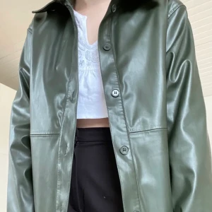 Skinnjacka!💚 - Superfin, aldrig använd dock! Perfekt inför våren🥺 Är i storlek S men skulle passa för M. Frakt tillkommer 