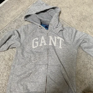 Gant hoddie - Säljer denna nya gant hoddie. nypris 799 Stl Xs