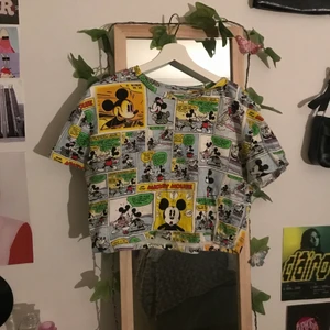 Mickey Mouse T-shirt🔮 - Cool t-shirt med Mickey mouse motiv. Är i jättefint skick🥰