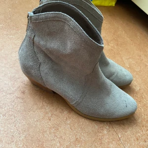 Diana Ferrari  - Skorna är i fint sick i stl 39 