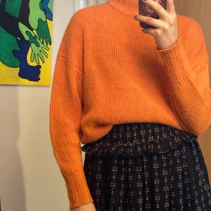 Orange stickad tröja - Varm och Härlig färgklick till garderoben från NEUW i strlk S. Priset är inklusive frakt