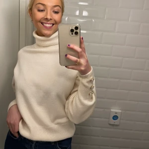 Stickad polo - Säljer den här stickade polotröjan i såå skönt material som tyvärr inte kommer till användning längre 😢 Den har fina knappar på ärmarna💖