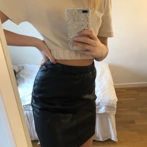 Skinnkjol från NAKD - Fin skinnkjol från NAKD som inte kommer till använding hos mig (därav prislappen). Storlek XXS men tycker inte riktigt det stämmer, hade likaväl kunnat passa XS och S pga resor i midjan.