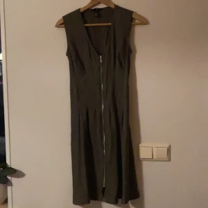 Olivgrön klänning - Olivgrön klänning från h&m