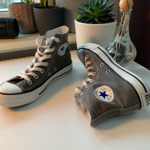 Converse all star Chuck Taylor  - Säljer mina converse Chuck Taylor i snyggaste charcoal färgen. Köpta på Nelly.com i höstas för 750kr, använda 3 ggr. Superfräscha!!✨ storlek 36,5 , 23cm ✨