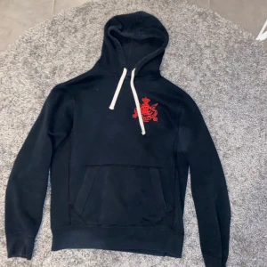 Polo Ralph lauren hoodie strl S - Säljer min fina Ralph Lauren hoodie i strl S som är i bra skick, kommer från ett rök och djurfritt hem