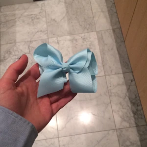 Mellanstor rosett - Mellanstor ljusblå rosett