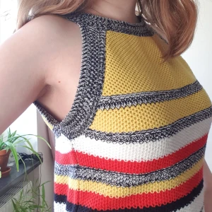 Virkat linne i vackra färger - Jättesnyggt handvirkat linne i gul, röd, svart, beräknas till S. Köpt Secondhand, men används alldeles för sällan..😔 