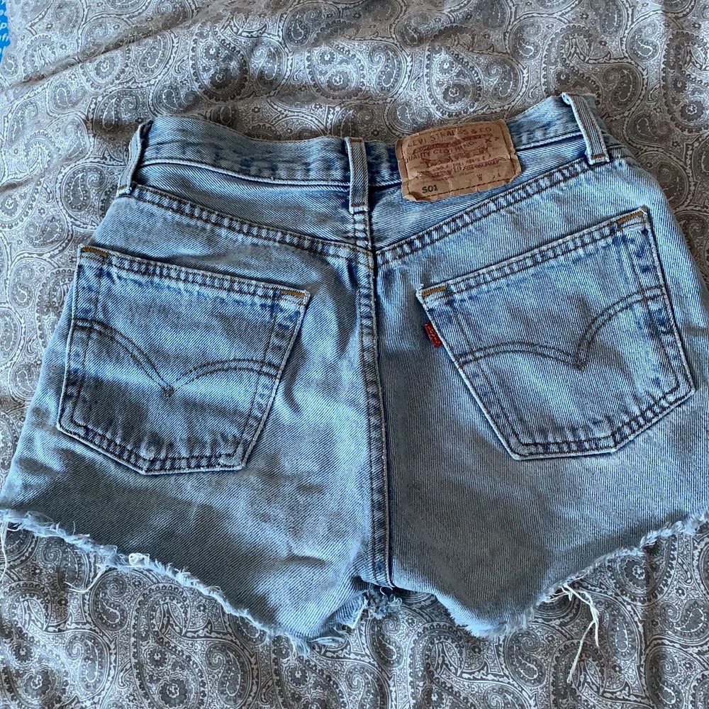 säljer mina super fina levis 501 shorts. älskat dem så mycket men dem har tyvärr blivit för små. :( finns ingen storlek men skulle säga runt xs och runt waist 24. köpta second hand så kan inte garantera äkthet. frakt tillkommer på 48kr.💗💗💞. Jeans & Byxor.