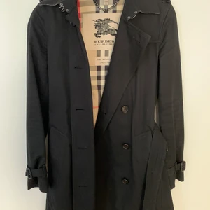 Burberry Kensington Trench coat  - Knappt använd trenchcoat storlek 36. Detta är den klassiska Kensington (mid-length) som aldrig säljs på rea. Nypris: 18,500. Mitt pris: 4,000 kr