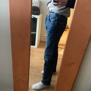 Weekday jeans. - Storlek w31 l30. 500kr ny. Använd Max 10 gånger. Sitter väldigt bra på mig som är 180cm men skärp behövs! Priset kan diskuteras