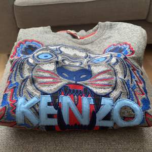 Jag säljer min kenzo tröja köpt tidigt 2019, knappt använd så är i nyskick! Den är lite tjockare med en väldigt fin passform!